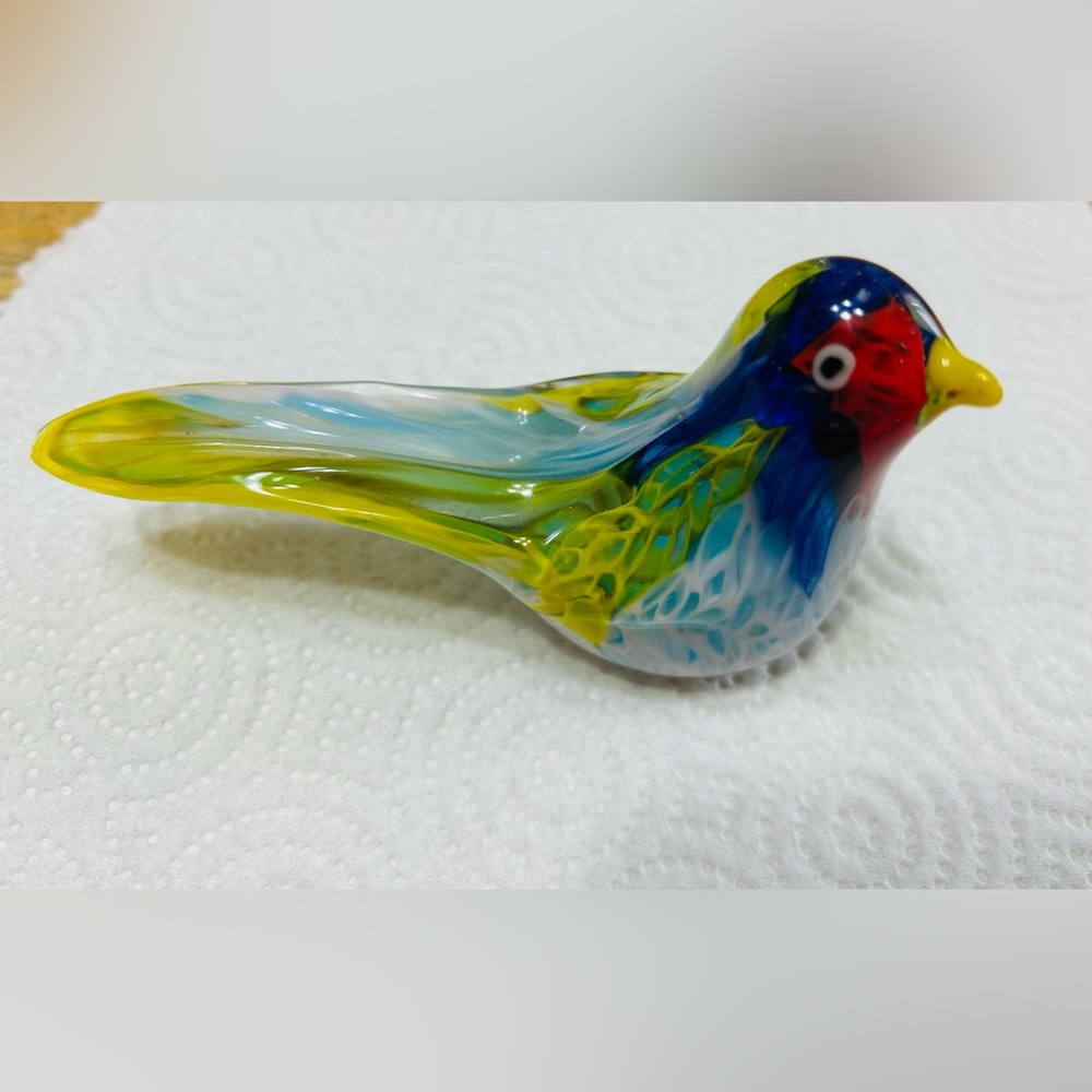 Glass paperweight bird, very colorful & beautiful.
Mint condition.